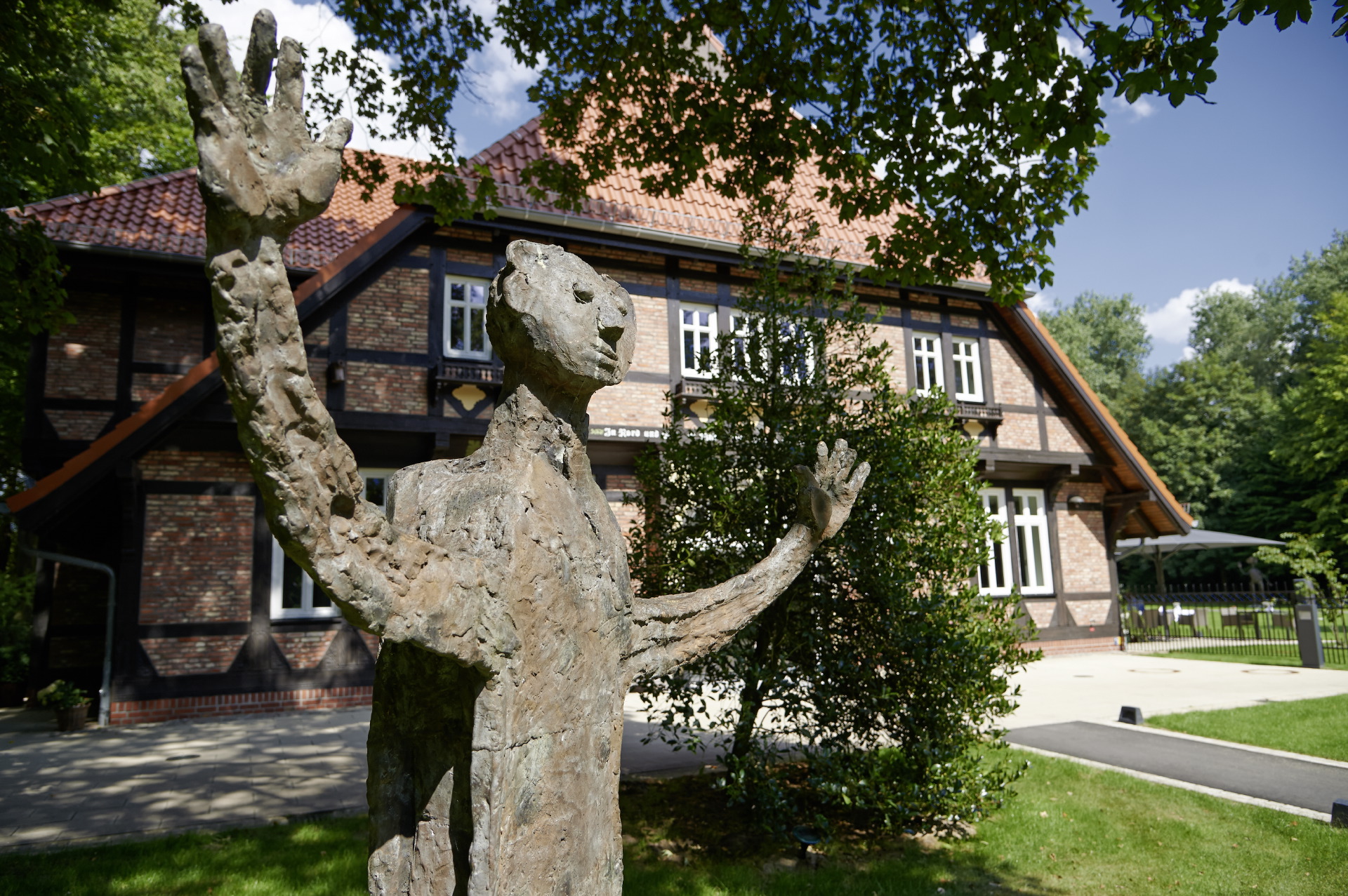 Gebäude Kränholm mit Statue.