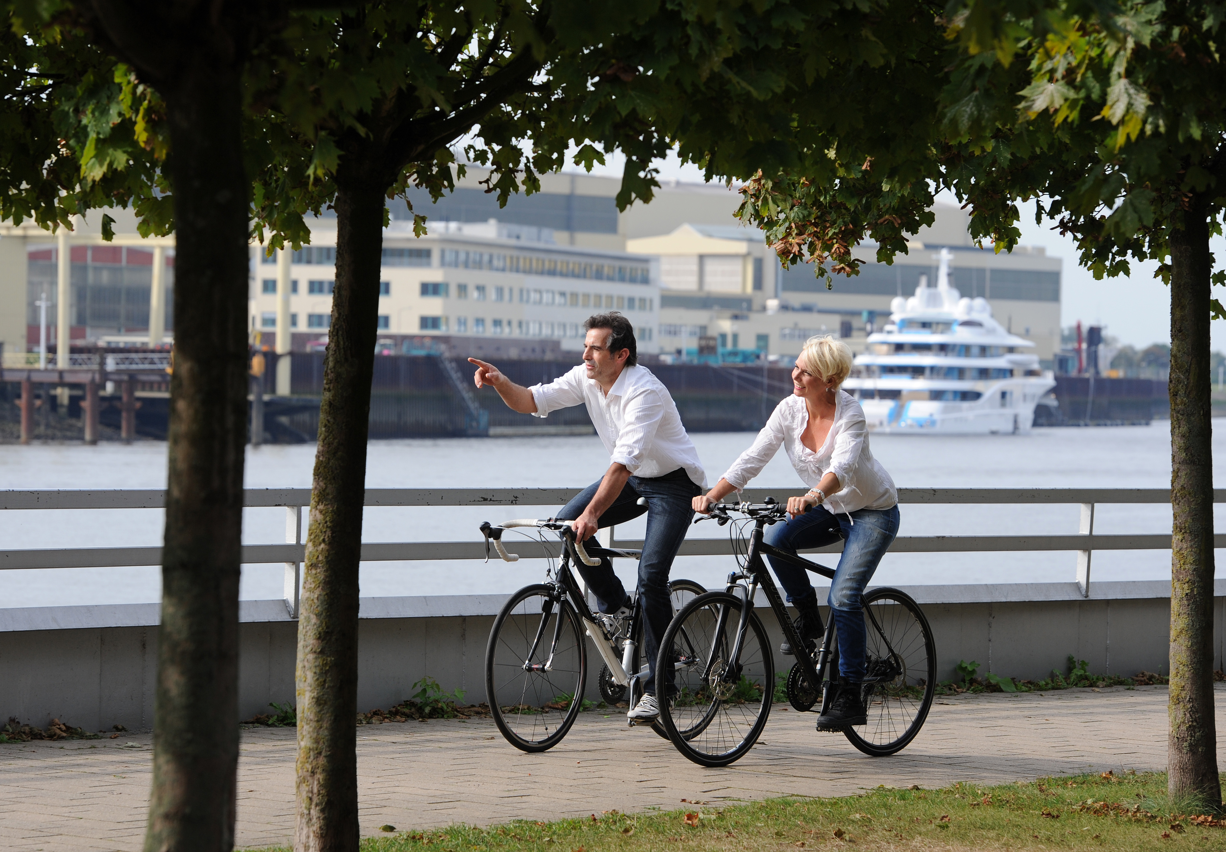 Fahrradfahrer an Vegesacker Promenade.