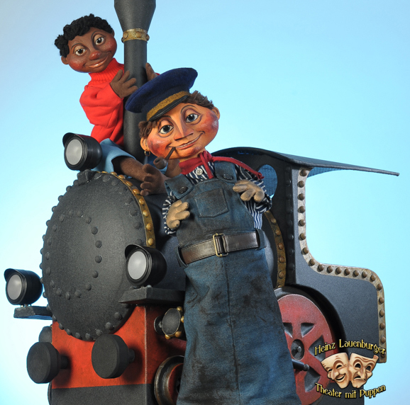 Zwei Puppen und eine Lokomotive
