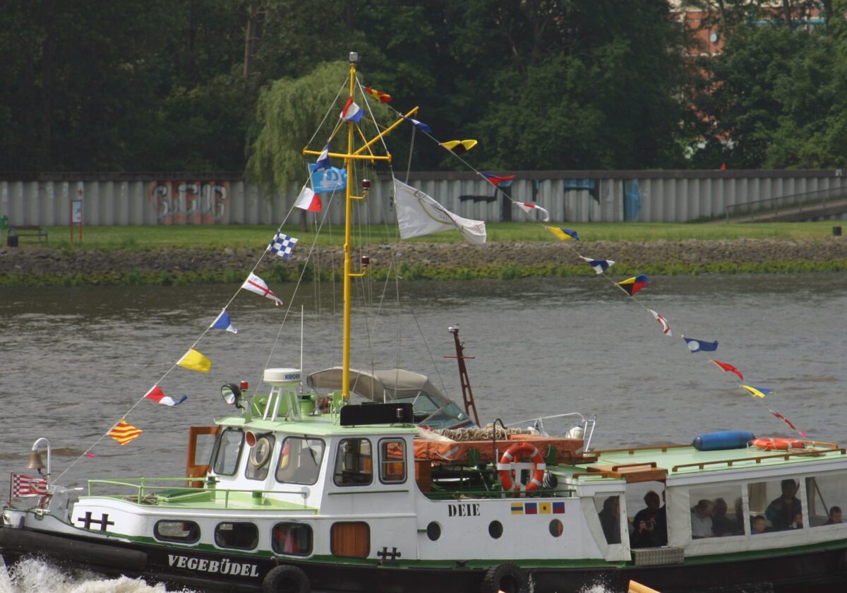 Das Schiff "Vegebüdel" auf dem Wasser