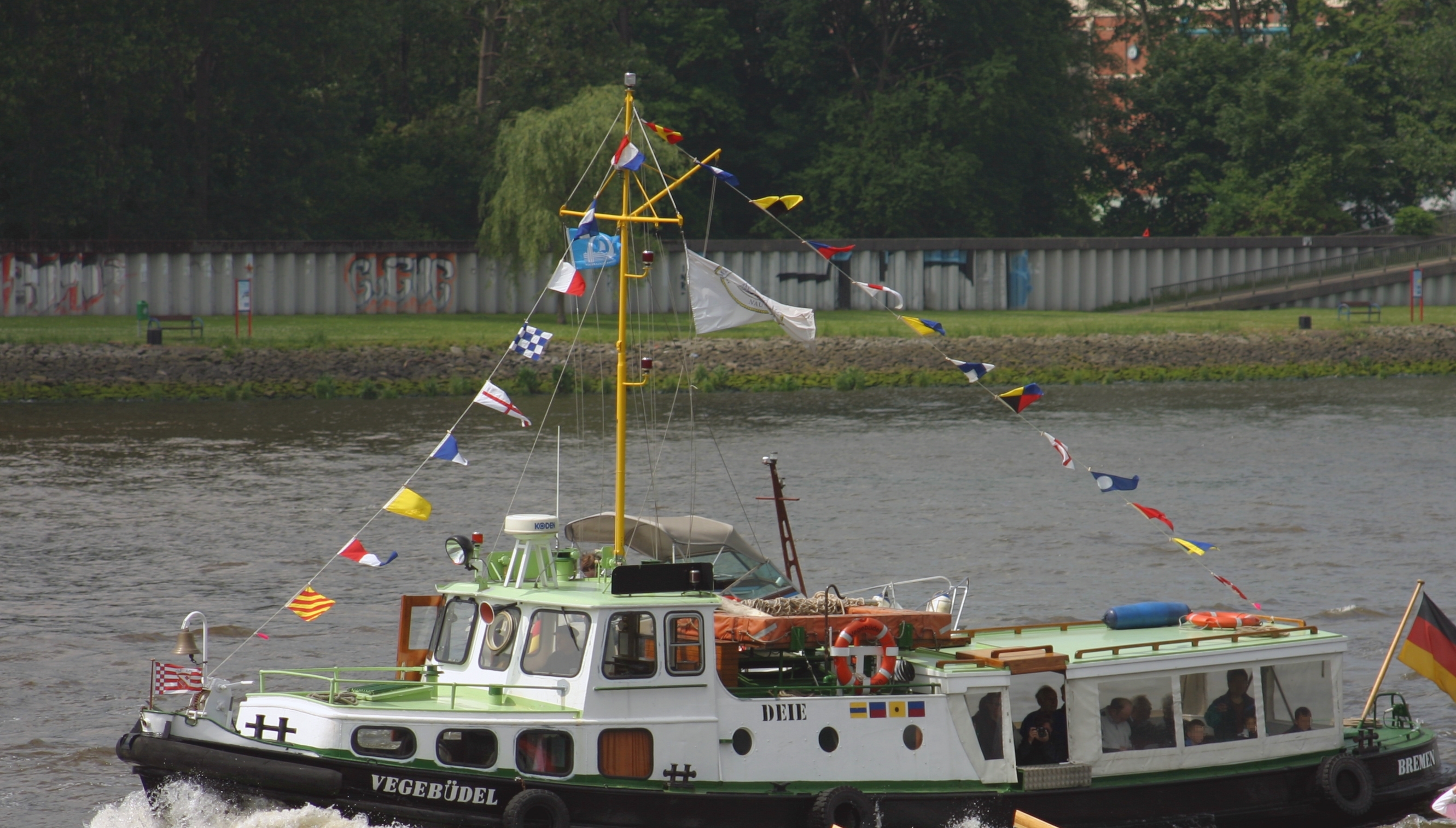 Ein kleines Schiff fährt auf der Weser