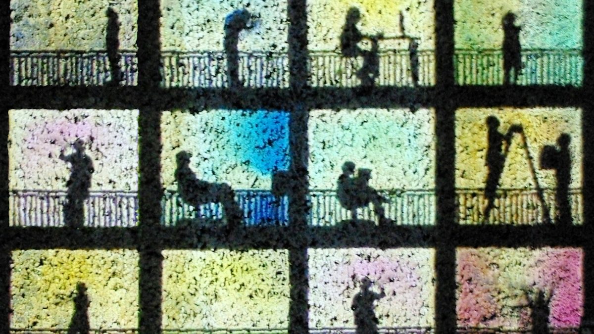 Bild von Menschenschatten in 12 Fenstern