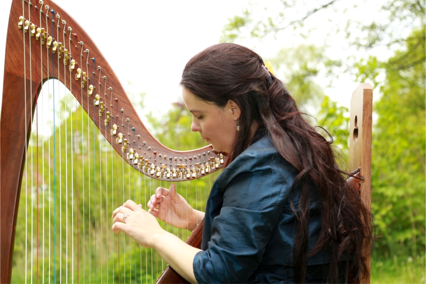 Frau mit Harfe