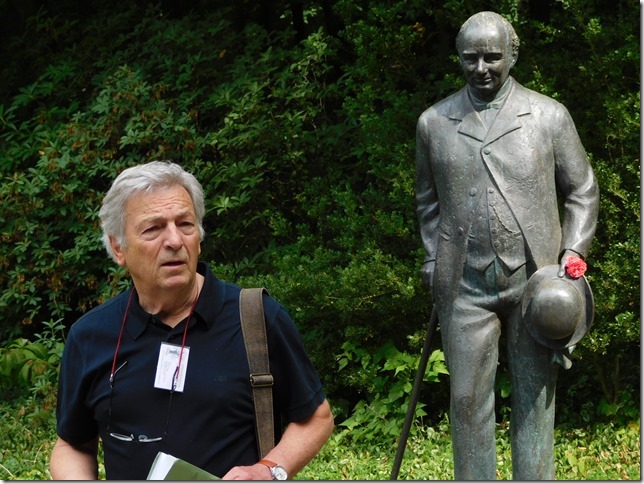 Parkführer vor Statue