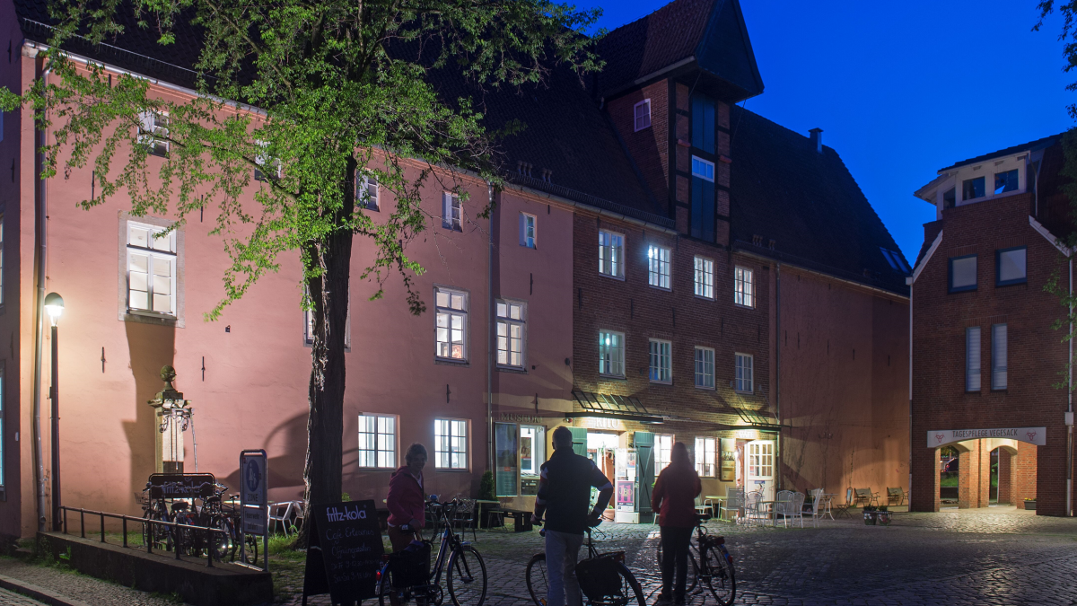 Fassade des Museums bei Nacht