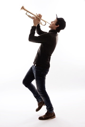Ein Mann spielt Trompete