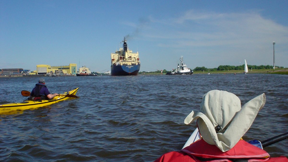 Kayaks fahren auf der Weser