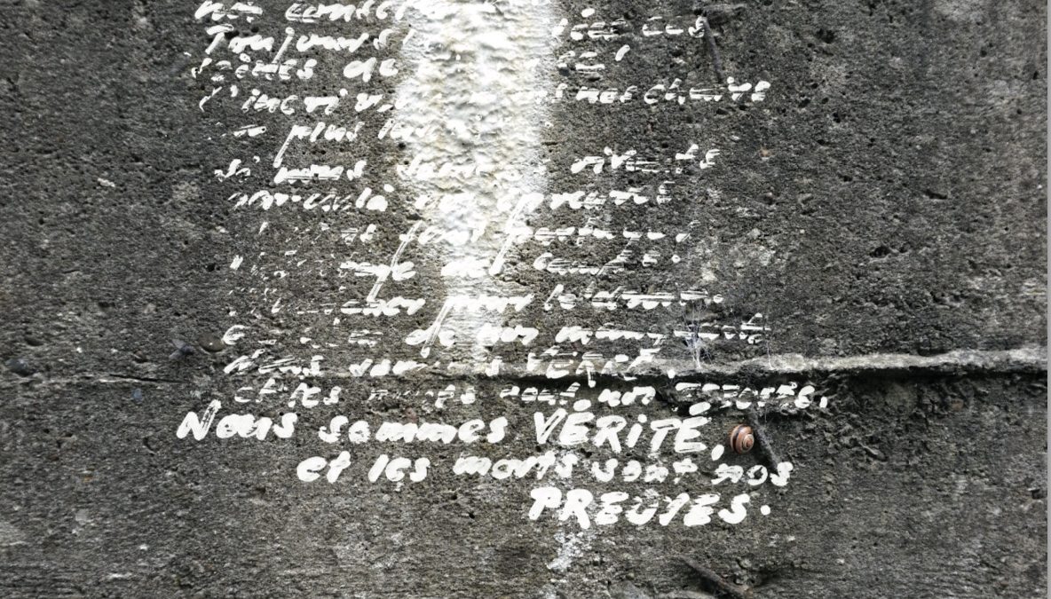 Auf der Wand des Bunkers ist ein Text aufgesprüht