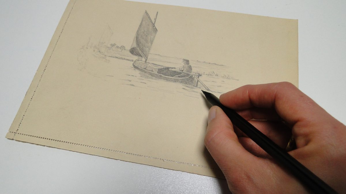 Bildausschnitt von einer Hand, die etwas auf Papier zeichnet