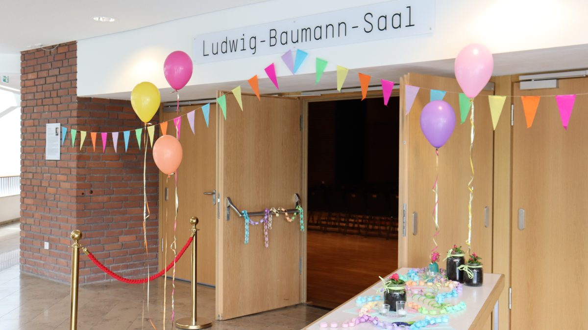 Mit Luftballons und Girlanden geschmückter Eingang zum Saal