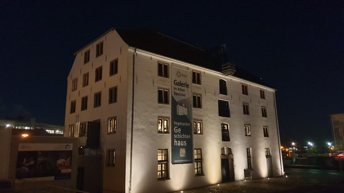 Das Vegesacker Geschichtenhaus bei Nacht