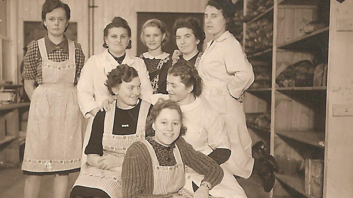 Altes Foto, welches junge Frauen bei der Arbeit zeigt