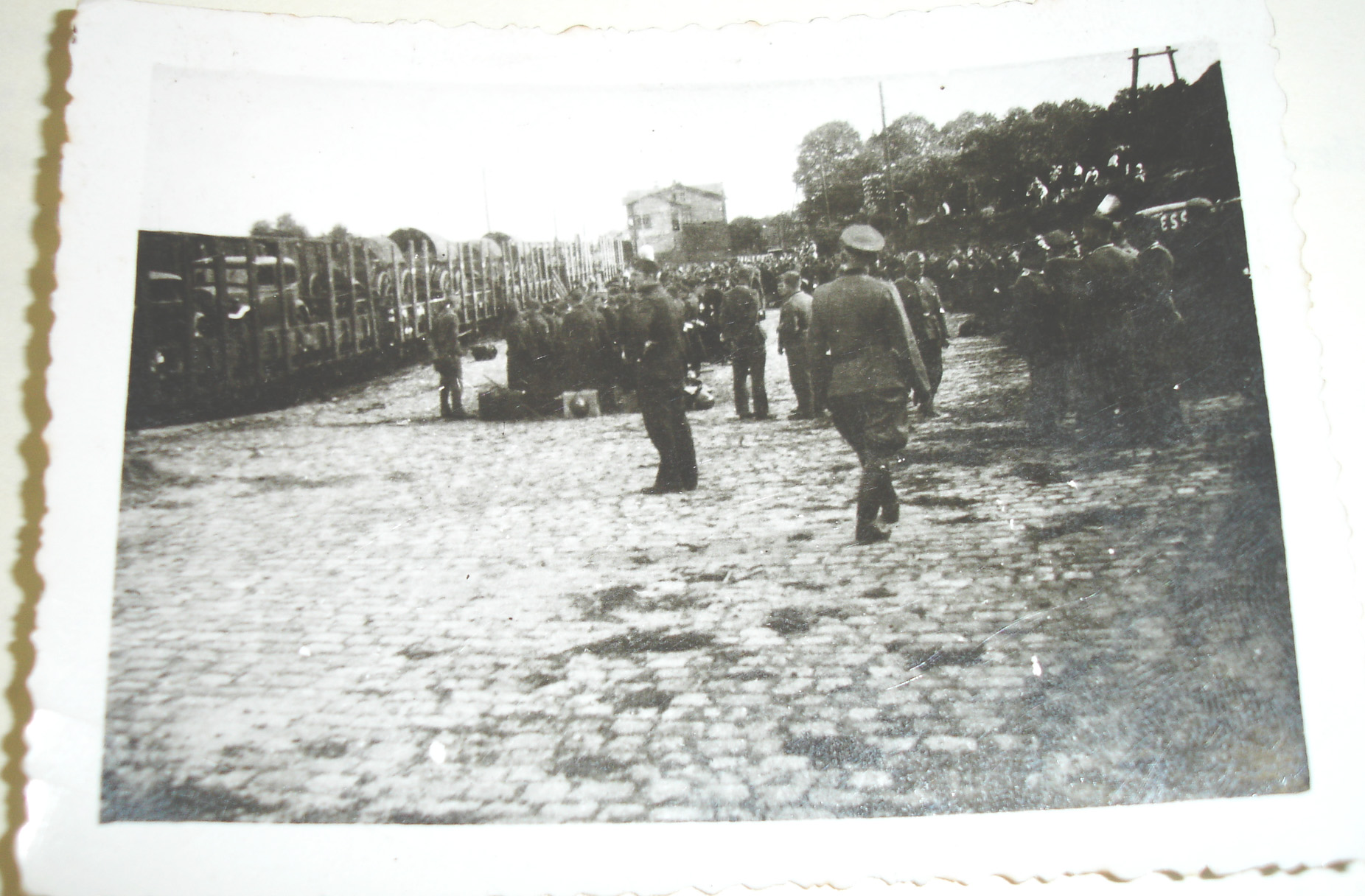 Schwarzweiß Bild von 1943. Zwangsarbeiter werden auf einem Bahnhof in einen Zug verladen.