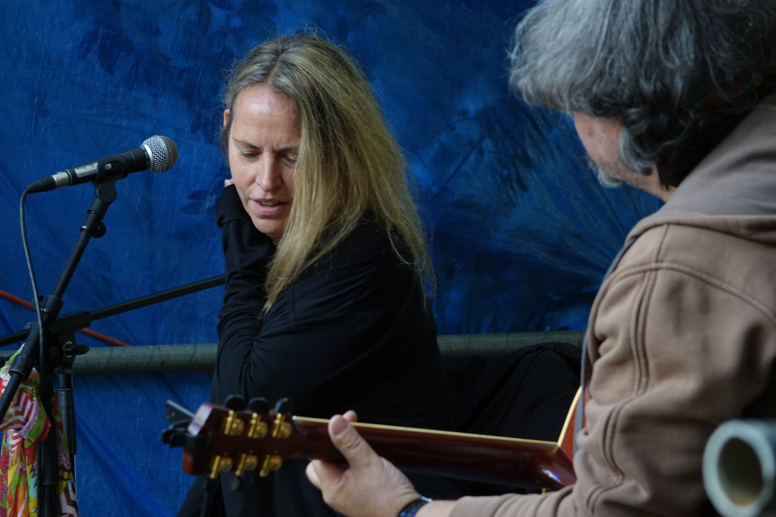 Ein Mann und eine Frau sitzen zusammen und musizieren.